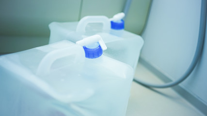 災害対策でお風呂やポリタンクに水を貯めている様子