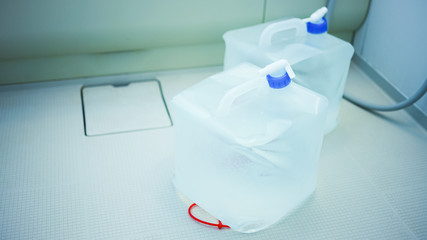 災害対策でお風呂やポリタンクに水を貯めている様子