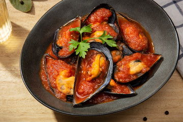 Cooked mussels with hot spiced sauce