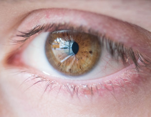 Oeil humain avec reflet 