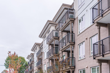 The top of an apartment building with nice windows.