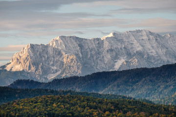 Gebirge mit Herbst Wald im Vordergrund