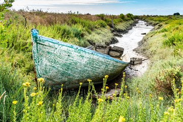Le Cimetière de bateaux de Noirmoutier. L'épaves d'une vieille barque de pêche en bois est...
