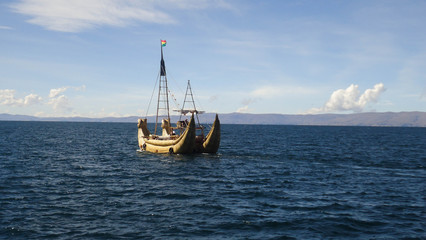 Fototapeta na wymiar bote ancestral lago titicaca