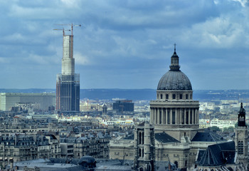 Obraz premium Tour Montparnasse en construction