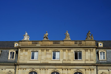 Dach mit Statuen auf dem Seitenflügel - Neues Schloss Stuttgart