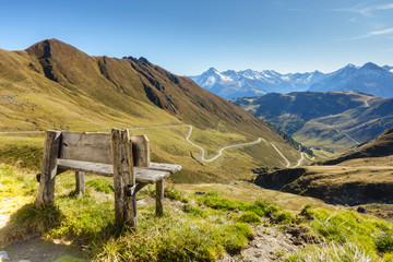 Rastbank mit herrlicher Aussicht im Zillertal in Tirol
