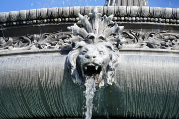 Löwenkopf - Wasserspeier am Springbrunnen vor dem Neuen Schloss in Stuttgart