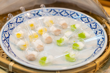 Wet sago desserts, taro filling, cornflakes look delicious, put in a spoon to taste Before choosing to takeout in the market