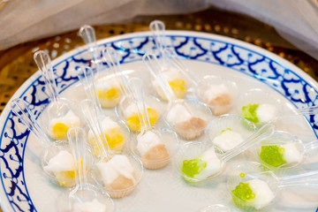 Wet sago pastry, put in a spoon to taste Before choosing to takeout in the market