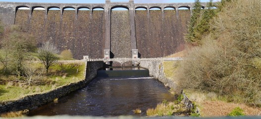 The dam and the bridge 