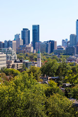 Obraz premium Clock tower in city with trees