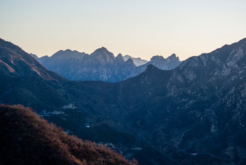Naklejka premium Sunrise at the Great Wall in Mutianyu