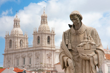 Fototapeta na wymiar Estatua de San Vicente en barrio de Alfama y Monasterio de San Vicente de Fora detrás. Lisboa - Portugal