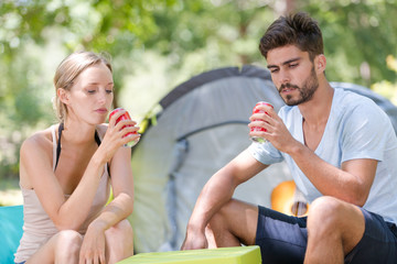 Obraz premium happy young couple camping drinkig coke