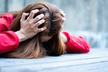 Naklejka premium Close up Woman stressed is going crazy pulling her hair in frustration. Angry and stressed woman.