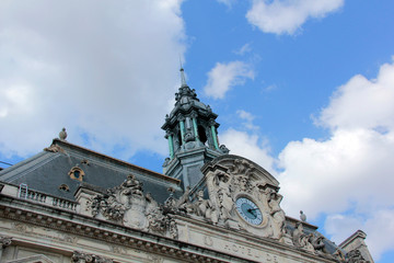 Fototapeta na wymiar détail du toit de la mairie