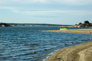 pantano con barcas de pedales