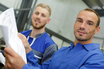 Obraz premium two workers wearing in blue uniform looking at the camera