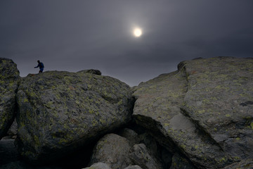 Corredor entre piedras