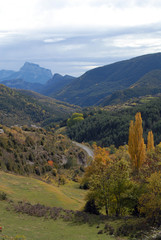 Naklejka premium Ordesa en otoño