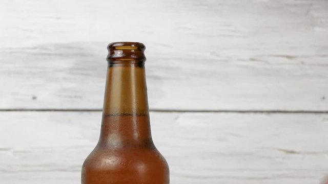 Stappare una bottiglia di birra