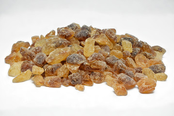 Brauner Kandiszucker (Kluntjes), Makro freigestellt auf weißem HIntergrund