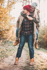 Fototapeta premium Traveler couple in love so fun in the forest. Concept of trekking, adventure and seasonal vacation.