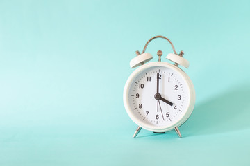 Obraz na płótnie Canvas Reloj blanco marcando las 4 horas, horario de verano horario de invierno, ilustra el cambio de horario con espacio para texto