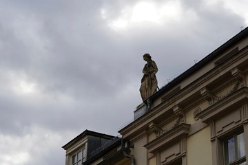 Historische Frauenstatue auf einem Gebäude in Potsdam