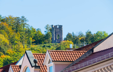 Burgruine Botenlauben über den Dächern von Bad Kissingen