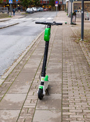 Trottinette &eacute;lectrique gar&eacute;e au milieu du trottoir. Danger urbain