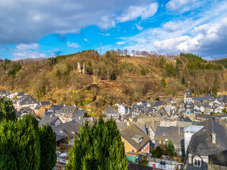 Obraz premium Elevated March snowy view of the beautiful town of Monschau, North Rhine-Westphalia, Germany and the Haller ruins to the left