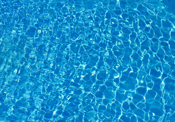 Obraz premium Blue pool water with sun reflections