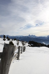 Naklejka premium Zaun auf Berg im Winter