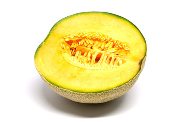 Halbierte Cantaloup-Melone, freigestellt vor weißem Hintergrund