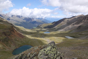 Gipfellandschaft mit Seen