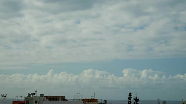 Über dem Atlantik entwickeln sich Wolken, eine Zeitraffer Aufnahme.