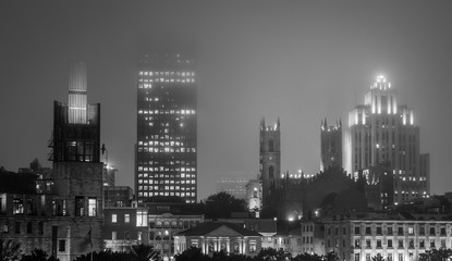 Ville de Montréal en noir et blanc avec de la brume