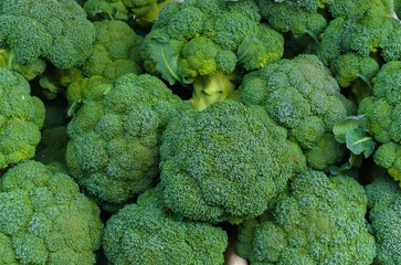 Poster Een doos groene broccolikoppen in een markt. © lizaveta25