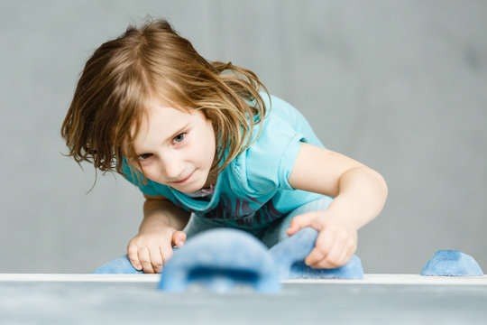 M&auml;dchen klettert an einer Kletterwand, Boulderhalle, Deutschland