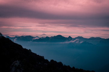 Catena montuosa delle Alpi con foschia durante il tramonto