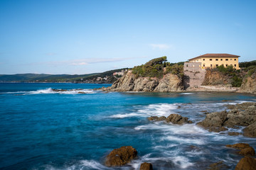 Brandung am Meer in Italien