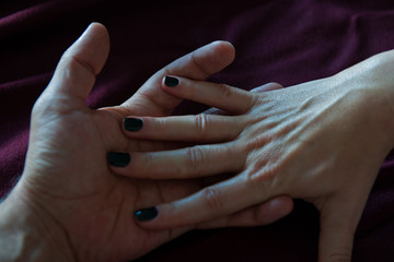 erkek eli içerisinde kadın eli