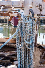 Obraz premium Coiled line on docked fishing boat
