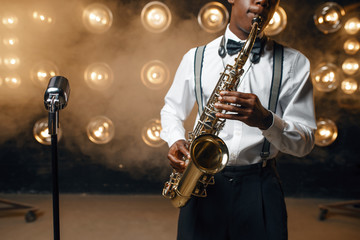 Obraz na płótnie Canvas Black jazz performer plays the saxophone on stage