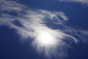 Fototapeta na wymiar Höhenwolke verdeckt kurz die Sonne