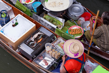 Floating market in Damnoen Saduak, Thailand