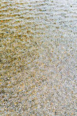 雨水に浸かった砂利道