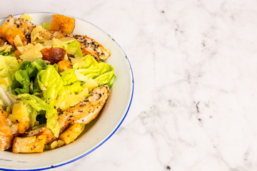 ensalada de pollo caesar